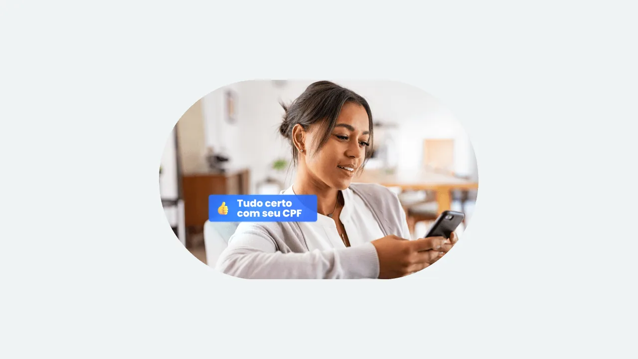 Pessoa consultando informações do CPF no celular em imagem do SPC Brasil