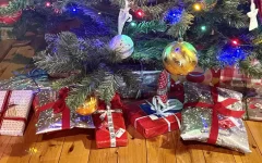 Presentes embrulhados sob uma árvore de Natal