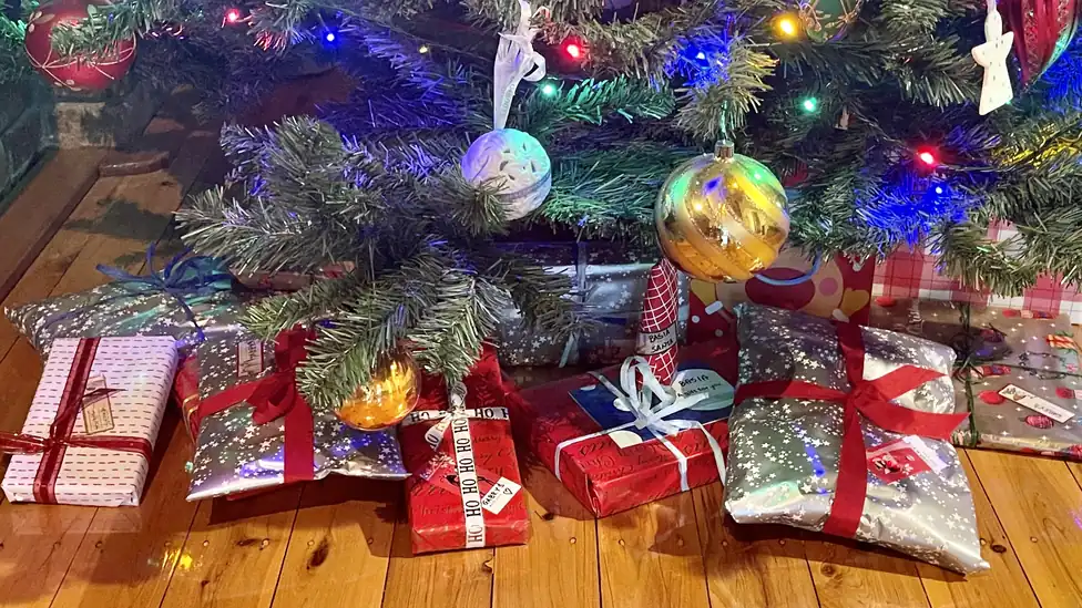 Presentes embrulhados sob uma árvore de Natal
