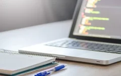 Pessoa trabalhando em notebook em um escritório