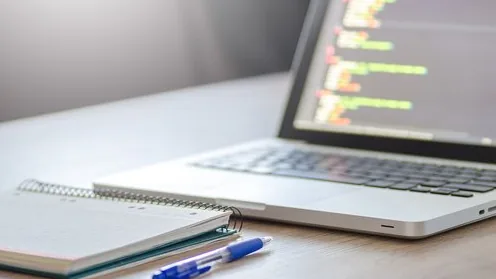 Pessoa trabalhando em notebook em um escritório