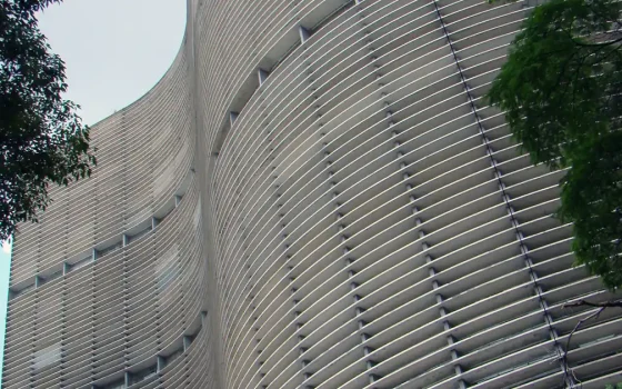 Edifício residencial com fachada ondulada vista de baixo
