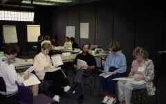 Trabalhadores analisam documentos em uma reunião de trabalho