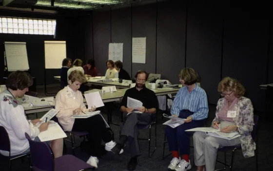 Trabalhadores analisam documentos em uma reunião de trabalho