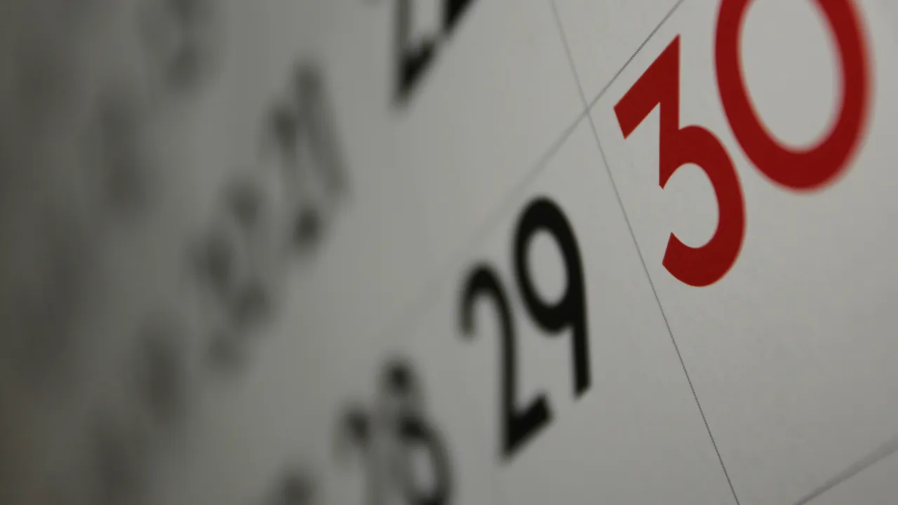 Close de um calendário de papel para organizar datas e feriados