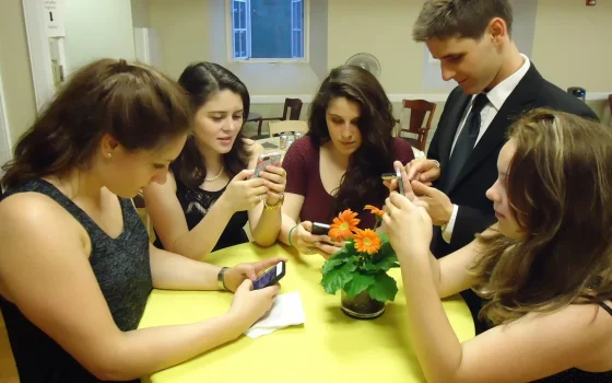 Pessoas consultando informações em celulares