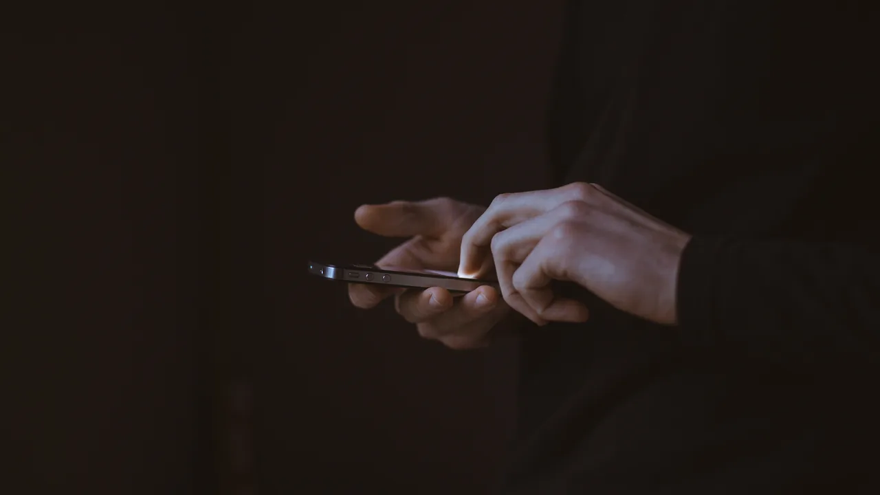 Pessoa consultando informações no celular