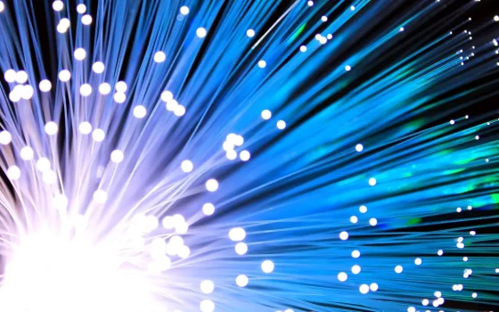 Cabos de fibra óptica que transportam sinais de internet