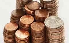 Pilhas de moedas em diferentes alturas