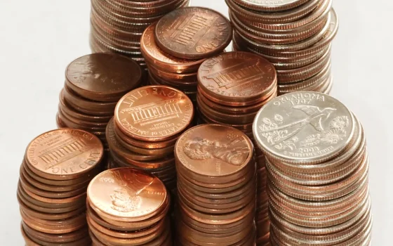 Pilhas de moedas em diferentes alturas