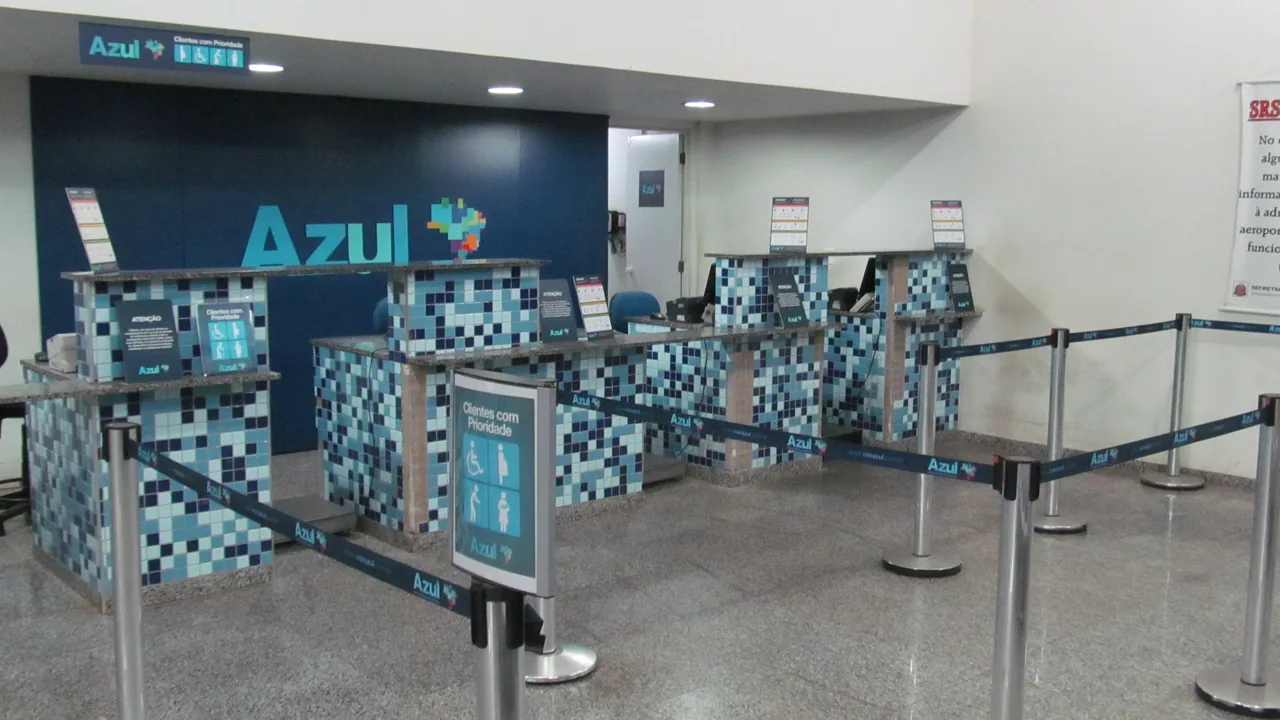 Balcões de check-in de uma companhia aérea em aeroporto brasileiro