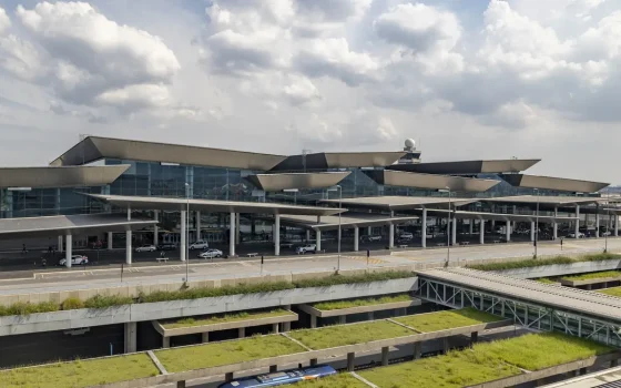 Terminal 3 do Aeroporto Internacional de São Paulo-Guarulhos visto do lado externo