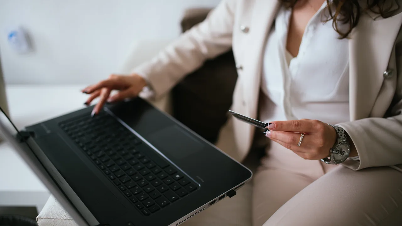 Pessoa faz uma compra online com notebook e cartão