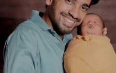 Pai segura bebê recém-nascido no colo