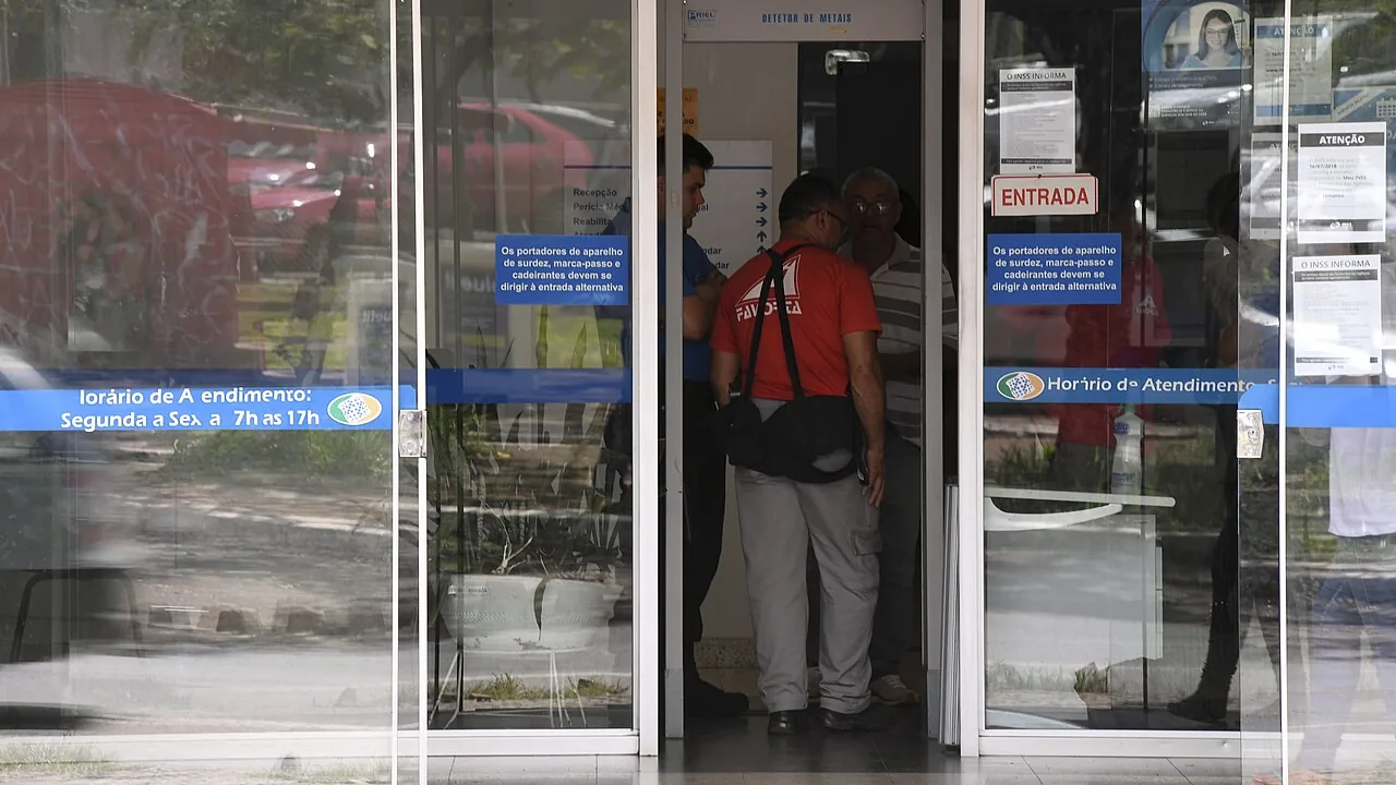 Entrada de uma agência do INSS, com atendimento ao público