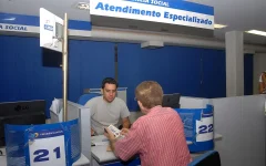 Atendimento ao público em uma agência da Previdência Social