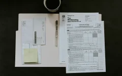 Documentos fiscais e calculadora sobre uma mesa